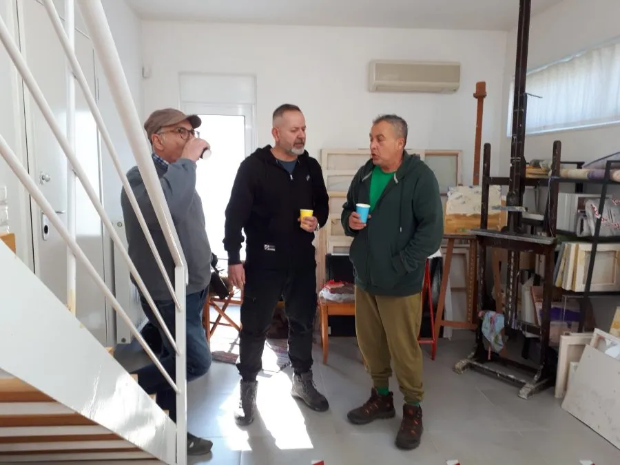 Φωτογραφικό τεκμήριο από το «Άχρονο Πλέγμα»: στιγμιότυπα από την προετοιμασία της ομάδας και από την παρουσίαση στο αίθριο του Επιγραφικού Μουσείου, όπου τα έργα στρώθηκαν σε κάναβο ανάμεσα σε αρχαίους κίονες, σαν ευρήματα ανασκαφής.