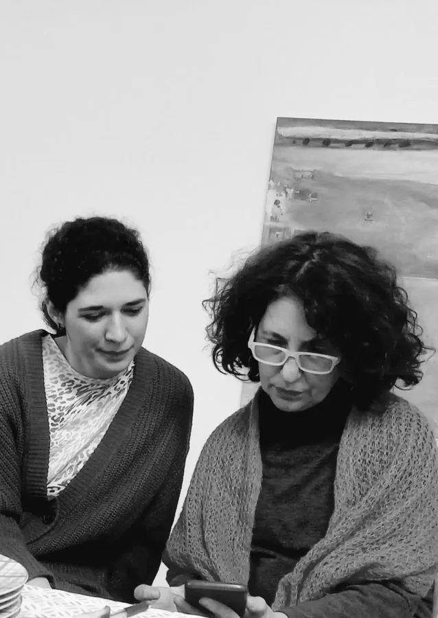 Φωτογραφικό τεκμήριο από το «Άχρονο Πλέγμα»: στιγμιότυπα από την προετοιμασία της ομάδας και από την παρουσίαση στο αίθριο του Επιγραφικού Μουσείου, όπου τα έργα στρώθηκαν σε κάναβο ανάμεσα σε αρχαίους κίονες, σαν ευρήματα ανασκαφής.