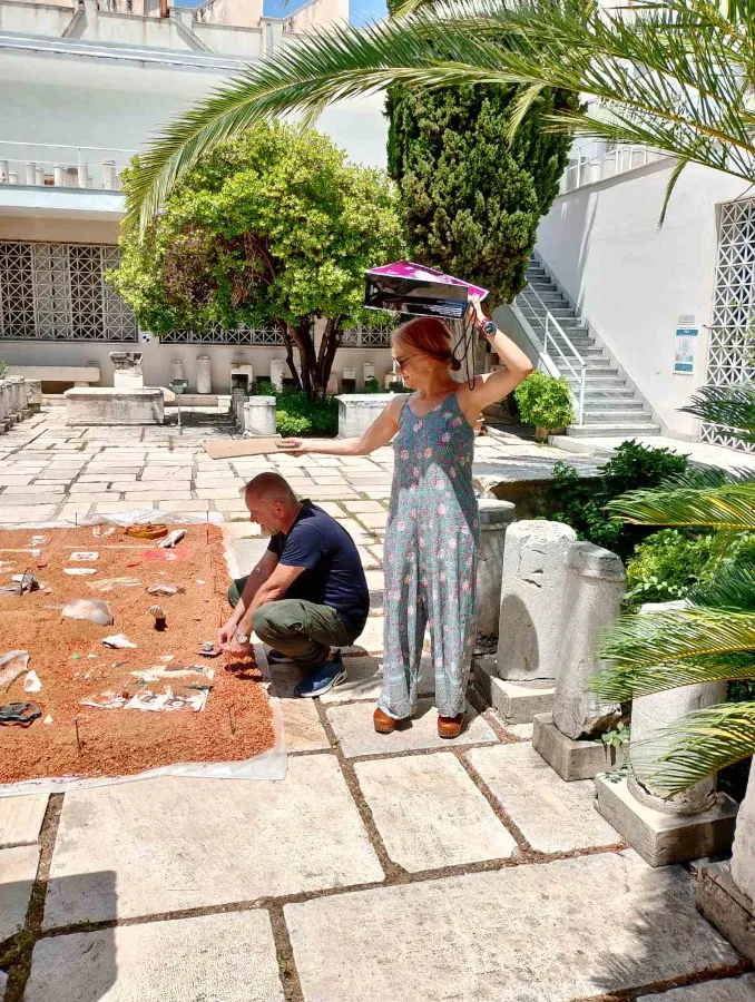 Φωτογραφικό τεκμήριο από το «Άχρονο Πλέγμα»: στιγμιότυπα από την προετοιμασία της ομάδας και από την παρουσίαση στο αίθριο του Επιγραφικού Μουσείου, όπου τα έργα στρώθηκαν σε κάναβο ανάμεσα σε αρχαίους κίονες, σαν ευρήματα ανασκαφής.