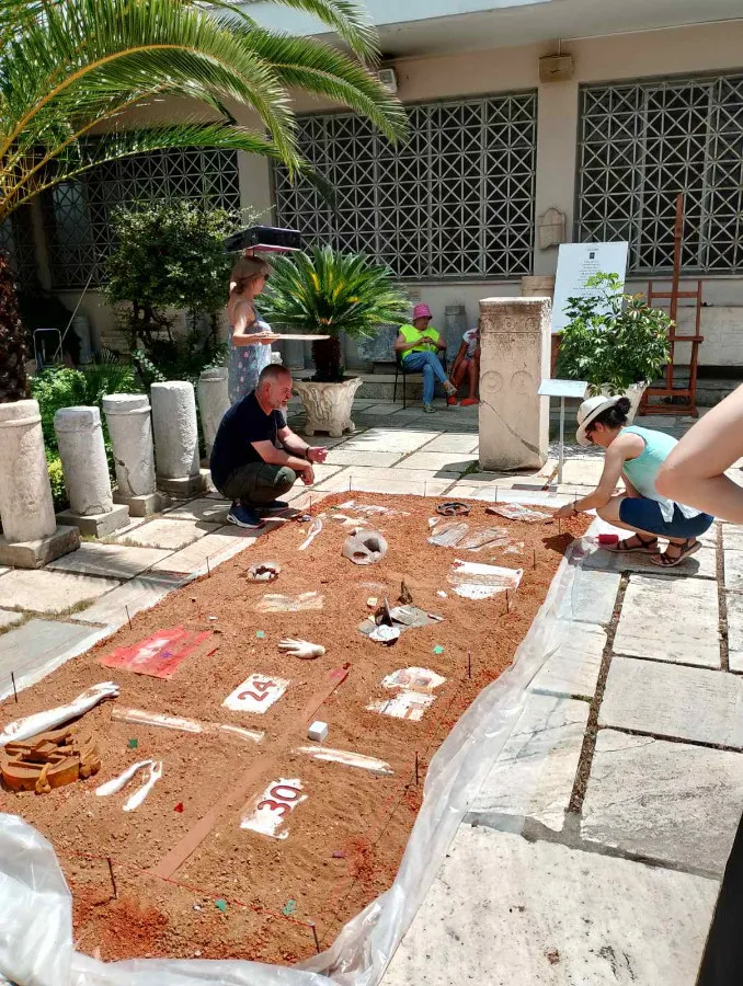 Φωτογραφικό τεκμήριο από το «Άχρονο Πλέγμα»: στιγμιότυπα από την προετοιμασία της ομάδας και από την παρουσίαση στο αίθριο του Επιγραφικού Μουσείου, όπου τα έργα στρώθηκαν σε κάναβο ανάμεσα σε αρχαίους κίονες, σαν ευρήματα ανασκαφής.