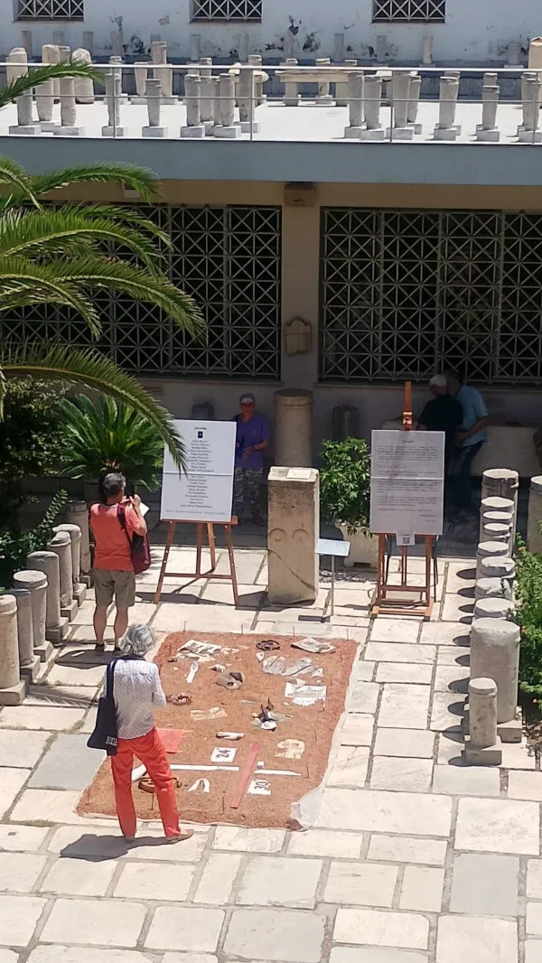 Φωτογραφικό τεκμήριο από το «Άχρονο Πλέγμα»: στιγμιότυπα από την προετοιμασία της ομάδας και από την παρουσίαση στο αίθριο του Επιγραφικού Μουσείου, όπου τα έργα στρώθηκαν σε κάναβο ανάμεσα σε αρχαίους κίονες, σαν ευρήματα ανασκαφής.