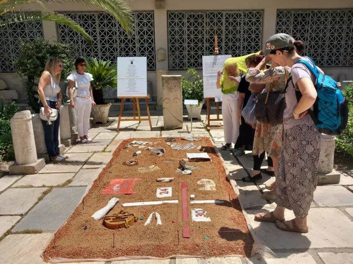 Φωτογραφικό τεκμήριο από το «Άχρονο Πλέγμα»: στιγμιότυπα από την προετοιμασία της ομάδας και από την παρουσίαση στο αίθριο του Επιγραφικού Μουσείου, όπου τα έργα στρώθηκαν σε κάναβο ανάμεσα σε αρχαίους κίονες, σαν ευρήματα ανασκαφής.
