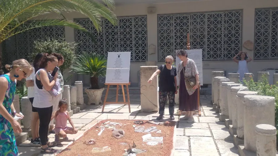 Φωτογραφικό τεκμήριο από το «Άχρονο Πλέγμα»: στιγμιότυπα από την προετοιμασία της ομάδας και από την παρουσίαση στο αίθριο του Επιγραφικού Μουσείου, όπου τα έργα στρώθηκαν σε κάναβο ανάμεσα σε αρχαίους κίονες, σαν ευρήματα ανασκαφής.