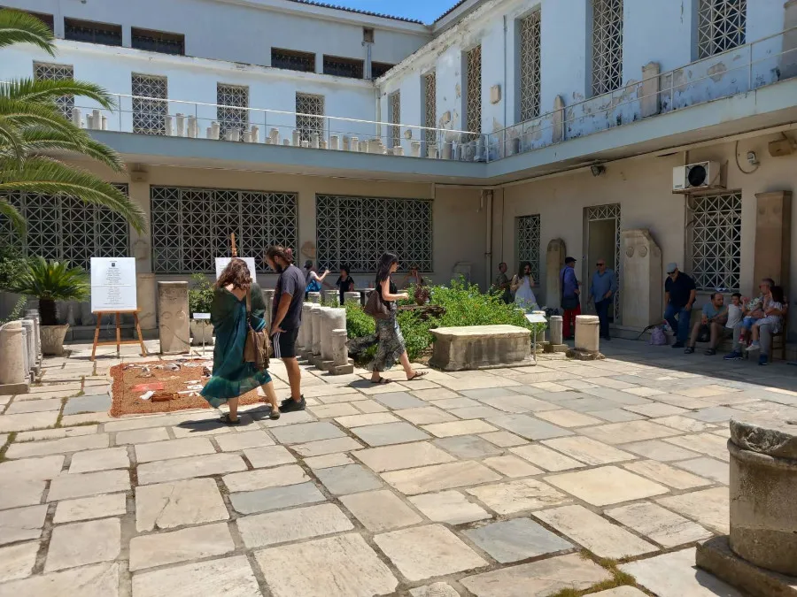 Φωτογραφικό τεκμήριο από το «Άχρονο Πλέγμα»: στιγμιότυπα από την προετοιμασία της ομάδας και από την παρουσίαση στο αίθριο του Επιγραφικού Μουσείου, όπου τα έργα στρώθηκαν σε κάναβο ανάμεσα σε αρχαίους κίονες, σαν ευρήματα ανασκαφής.
