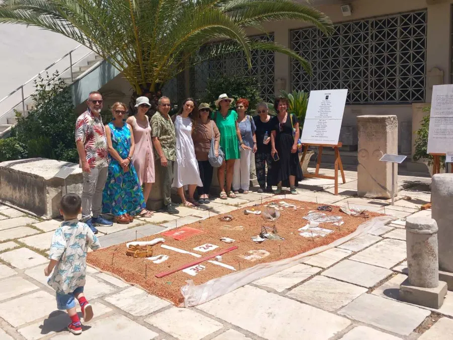 Φωτογραφικό τεκμήριο από το «Άχρονο Πλέγμα»: στιγμιότυπα από την προετοιμασία της ομάδας και από την παρουσίαση στο αίθριο του Επιγραφικού Μουσείου, όπου τα έργα στρώθηκαν σε κάναβο ανάμεσα σε αρχαίους κίονες, σαν ευρήματα ανασκαφής.